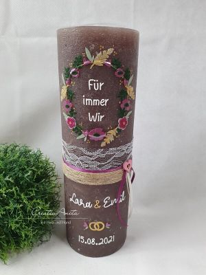 Hochzeitskerze Rustik schlamm mit Teelichteinsatz - Blütenkranz mit Federn in Beere-Gold - SONDERPREIS